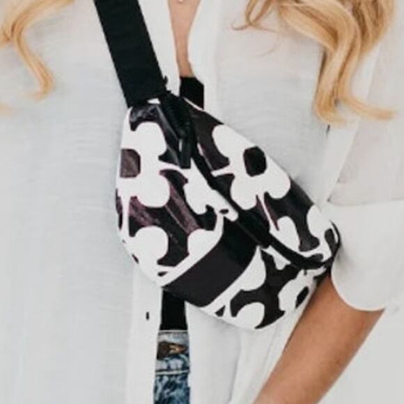 NEW Pretty Simple Kona Cove Tyvek Splashproof Beach Bum Bag Black & White Clover - Picture 1 of 9